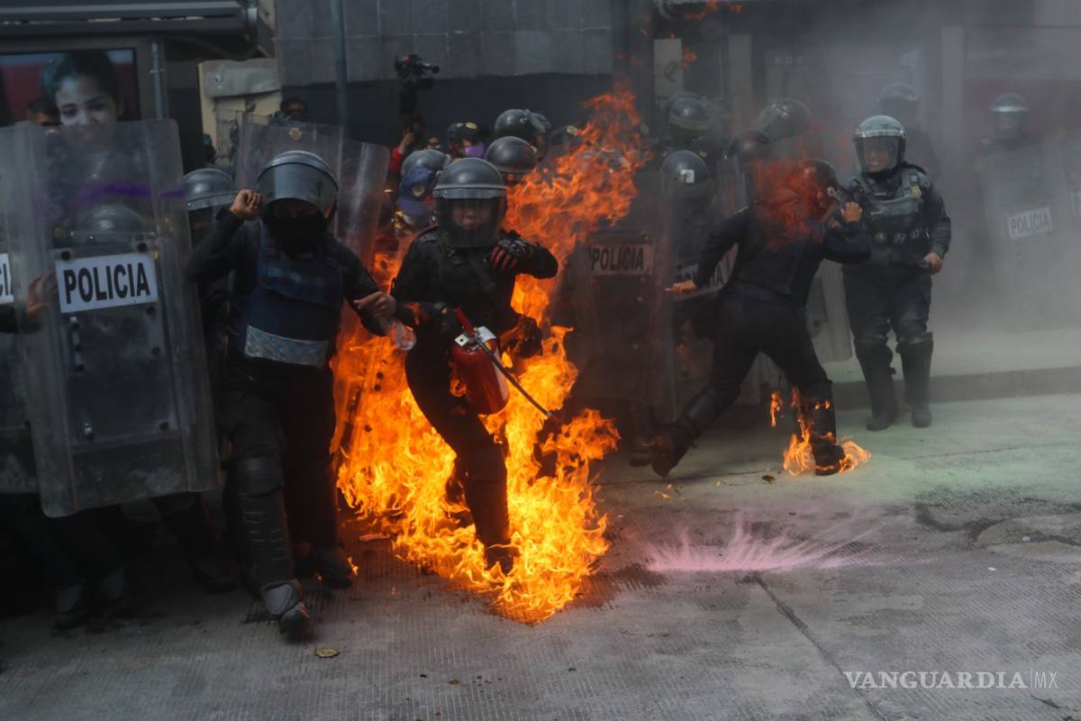 Feministas proaborto se enfrentan a los policías