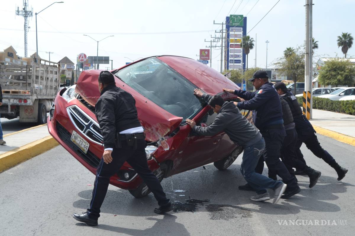 $!Le da cerrón auto negro que solo él vio