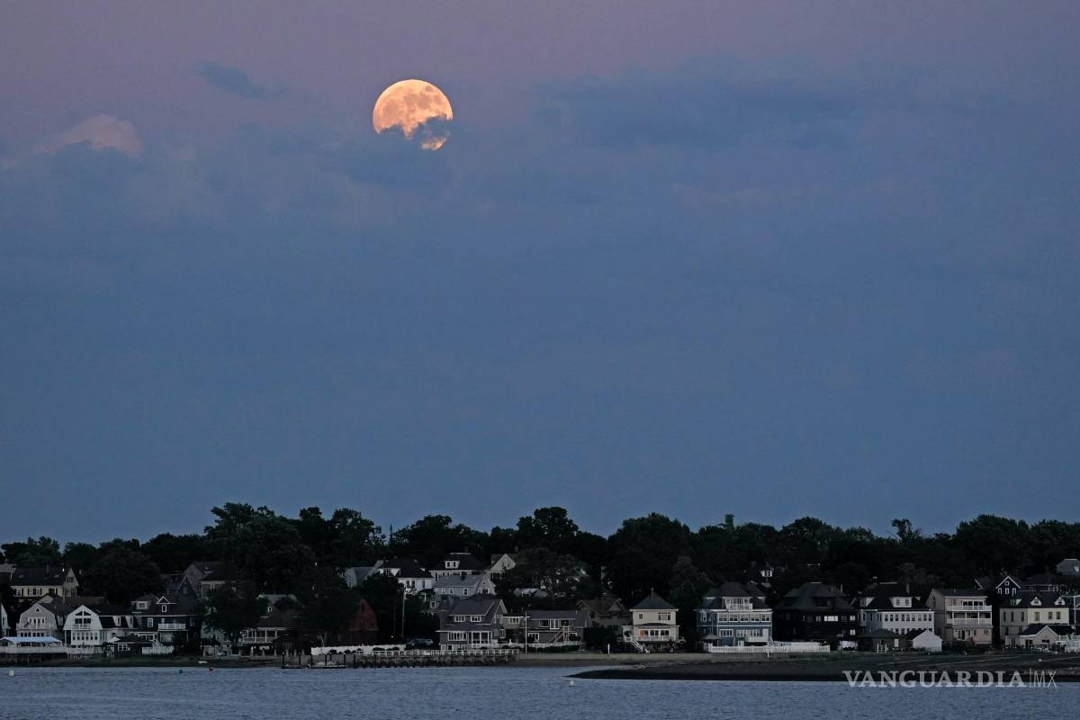 $!Vista de la luna que sale de las nubes en Winthrop, Massachusetts. Durante el fenómeno conocido como la “Luna de la fresa”.