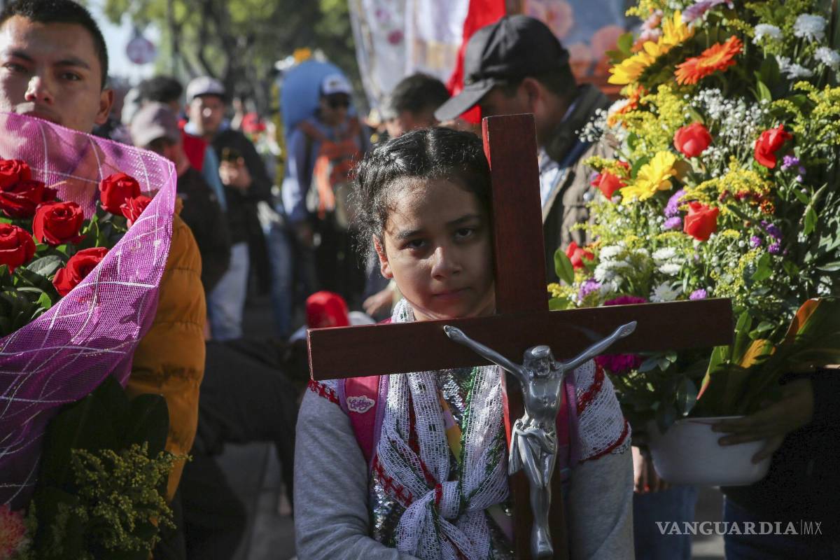$!Devotos de la Virgen de Guadalupe caminan a la Basílica para dar gracias o adorar el día antes de su fiesta en la Ciudad de México.