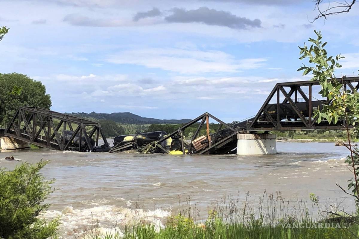 Cae tren de carga a río Yellowstone en derrumbe de puente en Montana