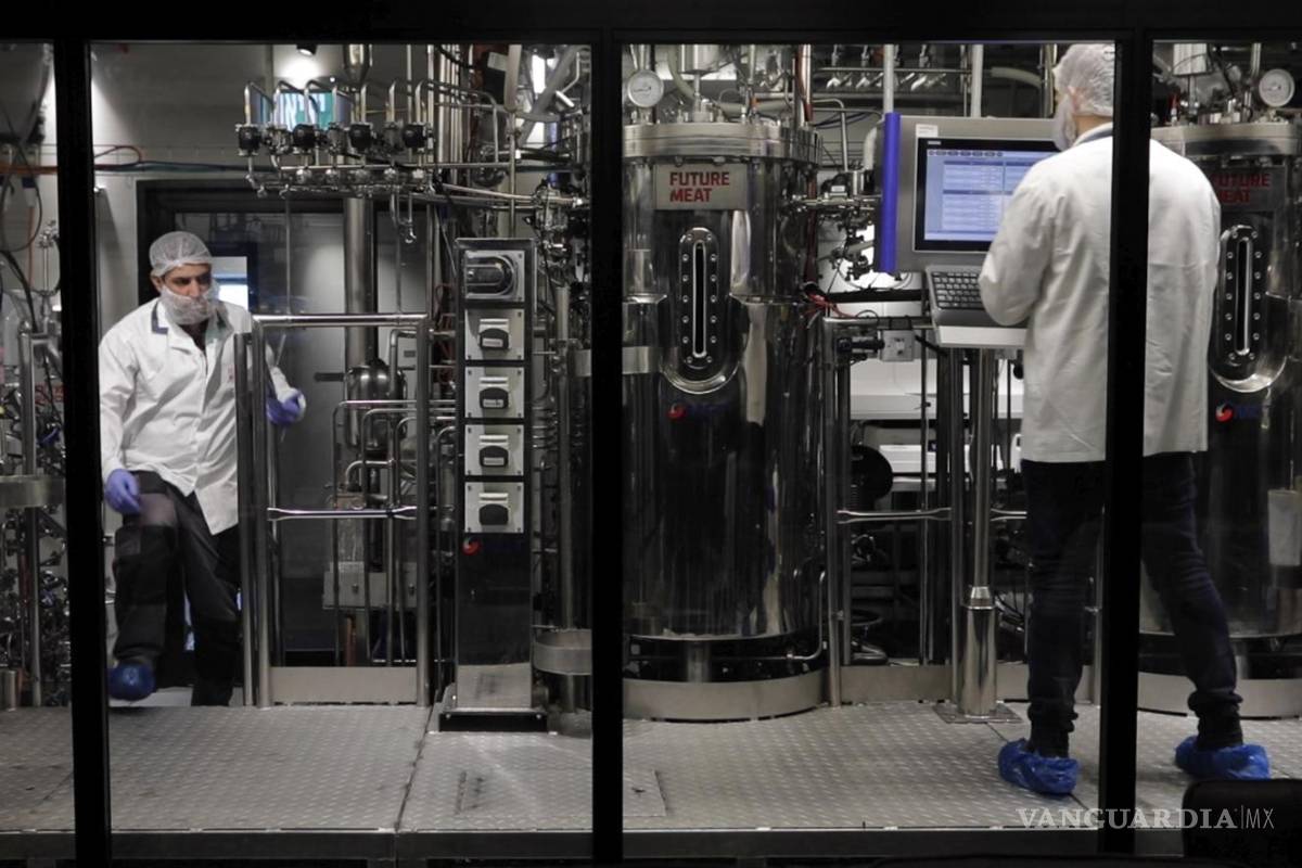 $!Los técnicos trabajan con biorreactores en las instalaciones de Believer Meats en Rehovot, Israel.