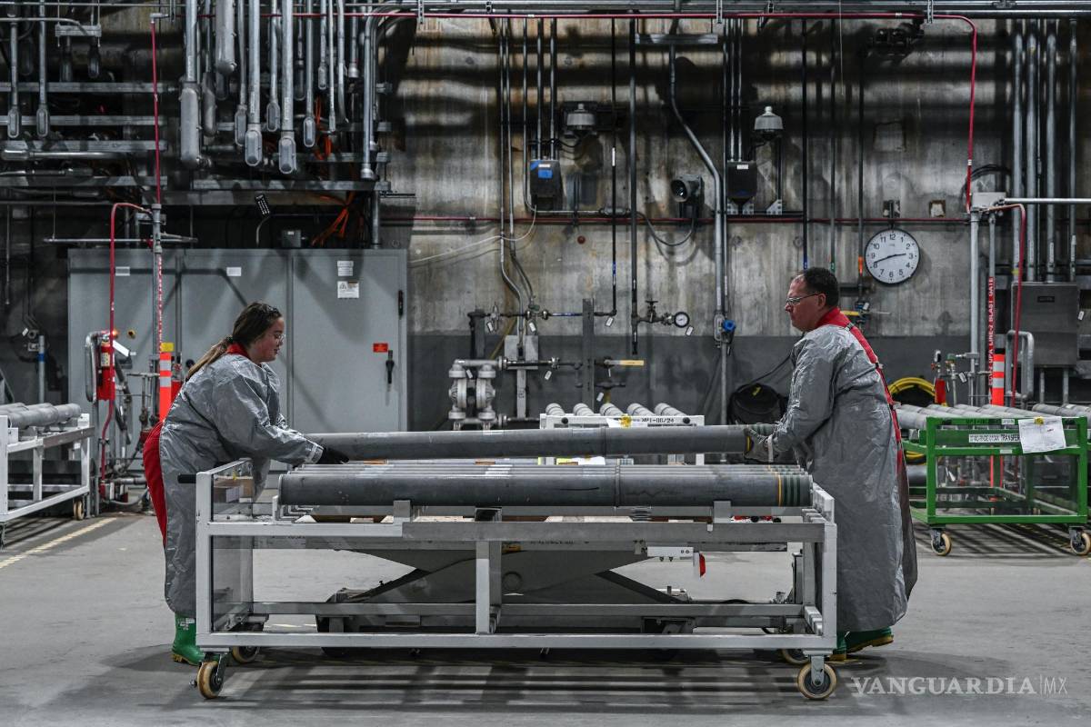 $!Los operadores de municiones Amira VanDall, a la izquierda, y Shane Hurt trabajan en el Blue Grass Army Depot en Richmond, Kentucky.