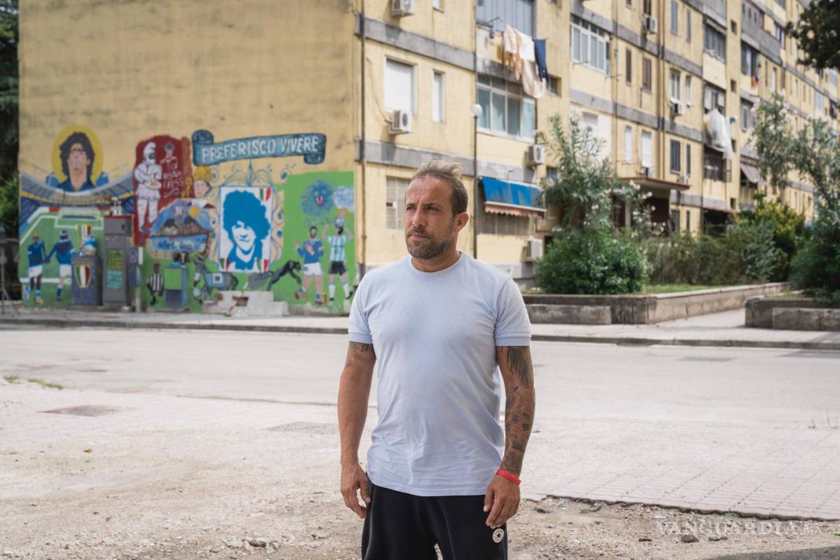 $!Bruno Mazza, presidente de A Childhood to Live, la única asociación que organiza actividades para niños locales, en las afueras de Nápoles, en Caivano, Italia.