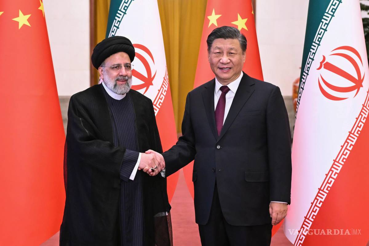 $!El presidente iraní Ebrahim Raisi y el presidente chino Xi Jinping antes de su encuentro en el Gran Salón del Pueblo en Pekín, China el 14 de febrero de 2023.