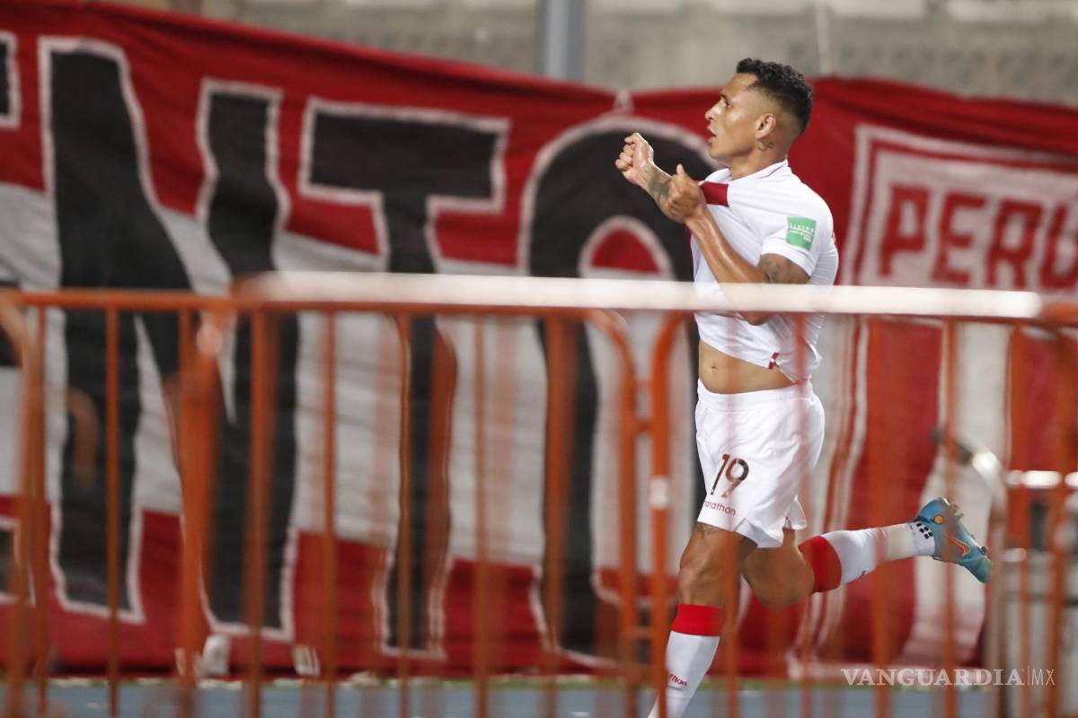 $!Yoshimar Yotún de Perú celebra luego de anotar la ventaja 2-0.