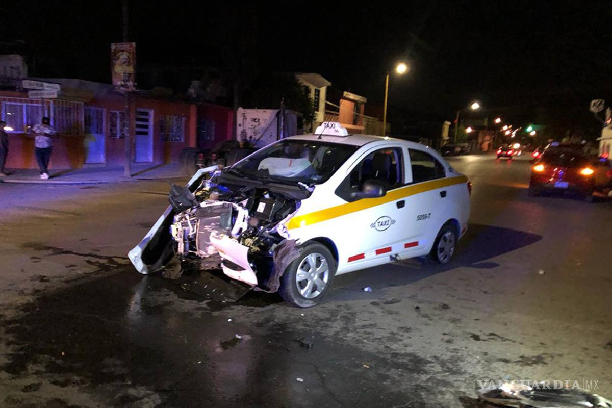 Conductor de un automóvil destroza taxi y huye, en colonia Guayulera de Saltillo