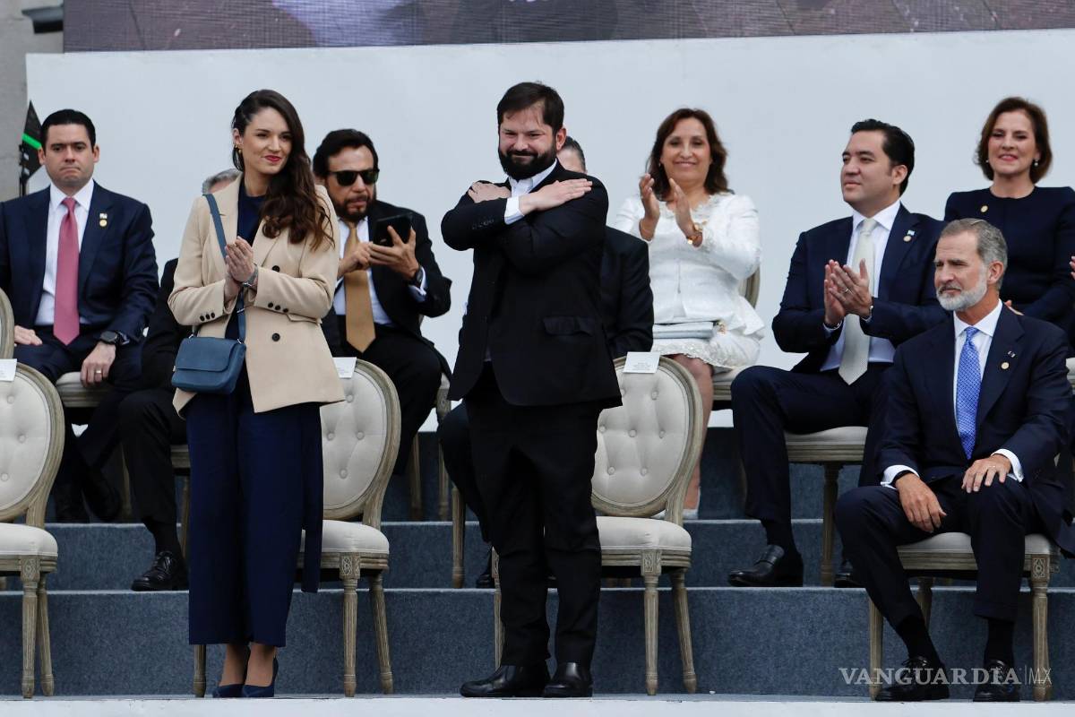 $!El presidente de Chile, Gabriel Boric, saluda a su llegada para participar en la ceremonia de investidura del presidente de Colombia, Gustavo Petro.