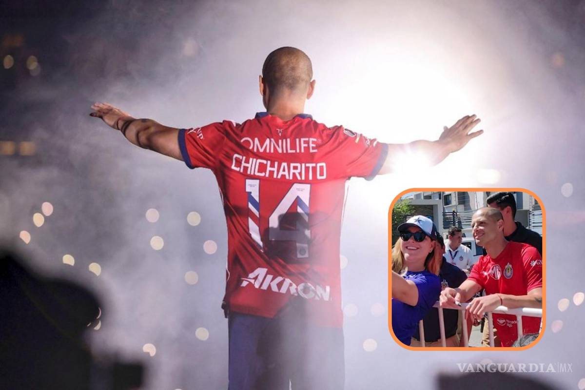Chicharito reparte autógrafos en su primer día como jugador de las Chivas