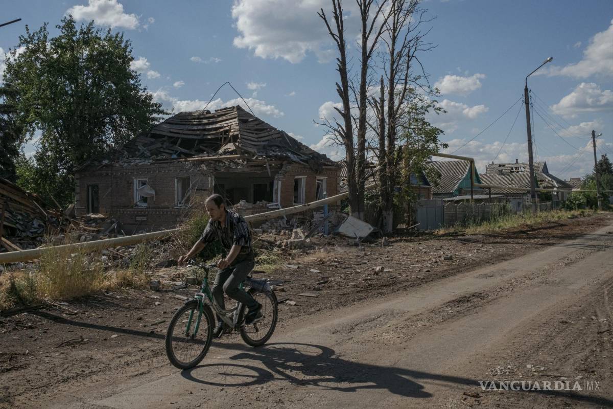 $!Un hombre monta una bicicleta tras un reciente bombardeo en Siversk, Ucrania.