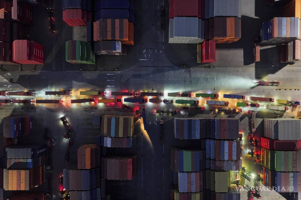 $!Camiones en fila para salir de una terminal de contenedores en Nanjing, en la provincia oriental china de Jiangsu.