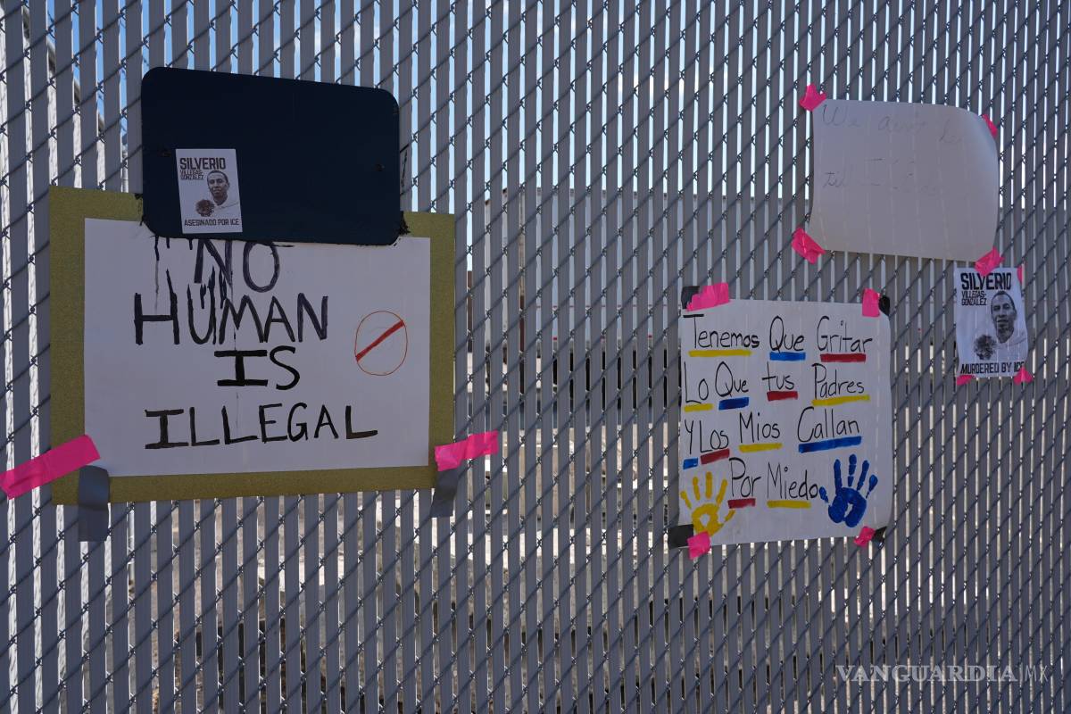 $!Carteles de protesta cuelgan de una valla afuera de un centro de procesamiento del ICE en el suburbio de Broadview, Illinois, de Chicago.