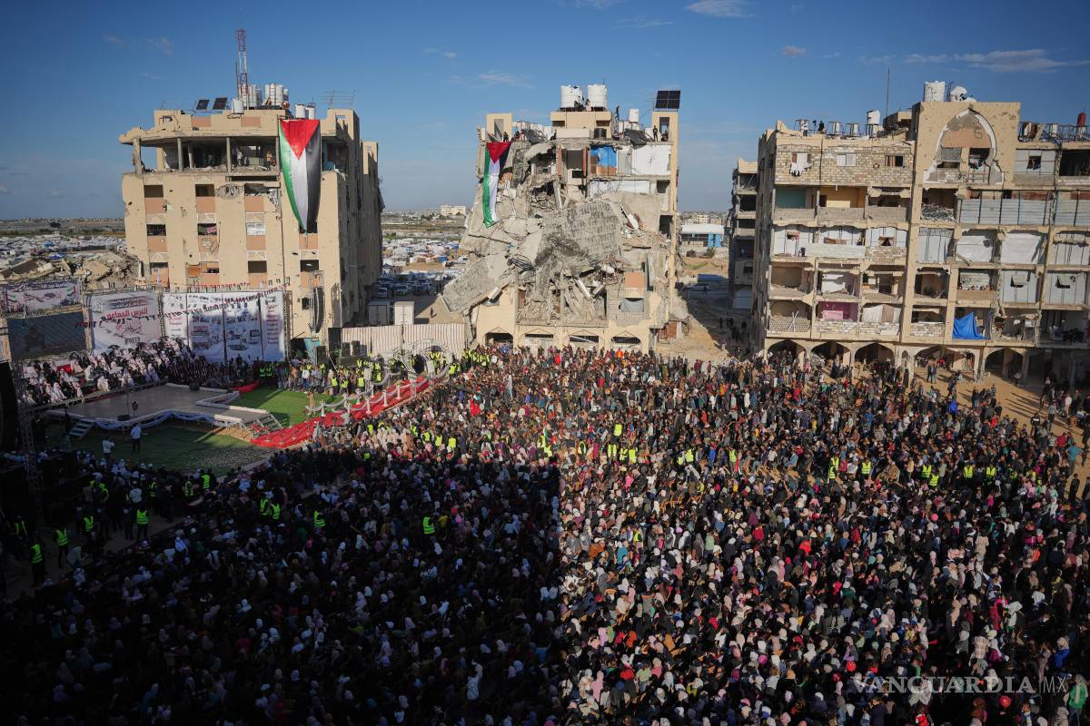 $!Palestinos observan y celebran una boda multitudinaria en la ciudad de Hamad, en Khan Younis, Franja de Gaza.