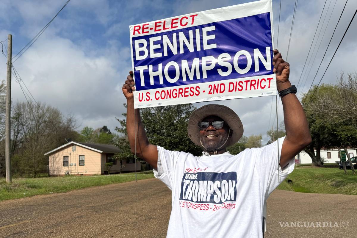$!Mark Hopson sostiene un cartel de campaña del representante estadounidense Bennie Thompson frente a un centro de votación en Jackson, Mississippi.