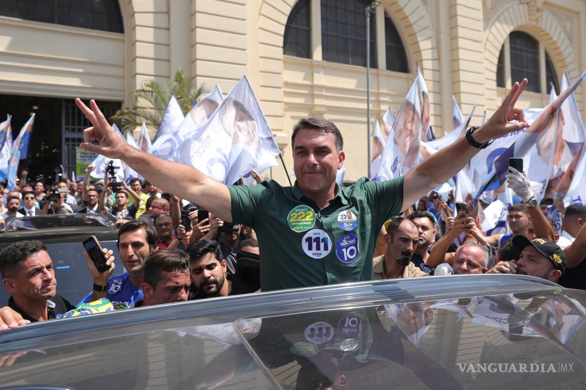 $!86El senador y candidato presidencial de la oposición, Flavio Bolsonaro, hace campaña en São Paulo, Brasil.