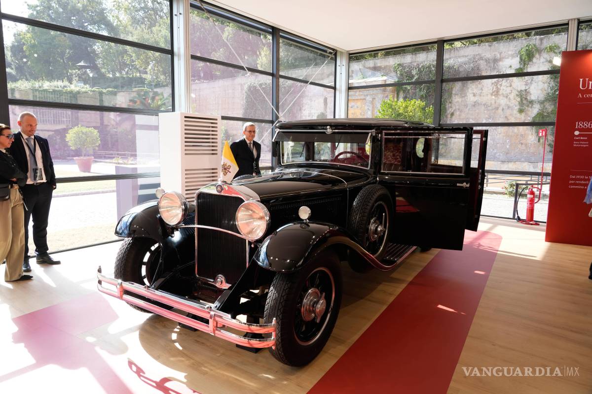 $!Un papamóvil utilizado por sucesivos papas se exhibe en “Un siglo de papamóvil”, una muestra que recorre 100 años de transporte papal en los Museos Vaticanos.