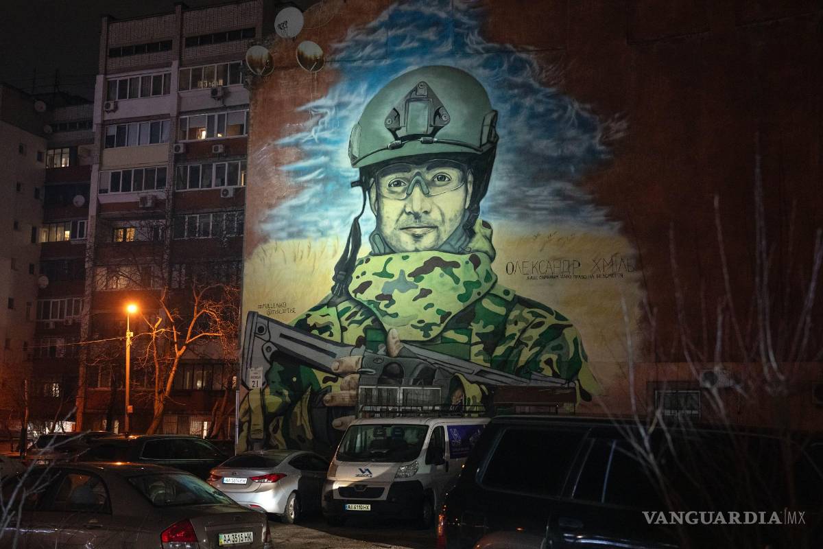 $!19/01/2024. Oleksandr Khmil, campeón de hockey hielo en Ucrania y soldado voluntario, protagoniza un mural en la pared de un edificio residencial en Kiev.