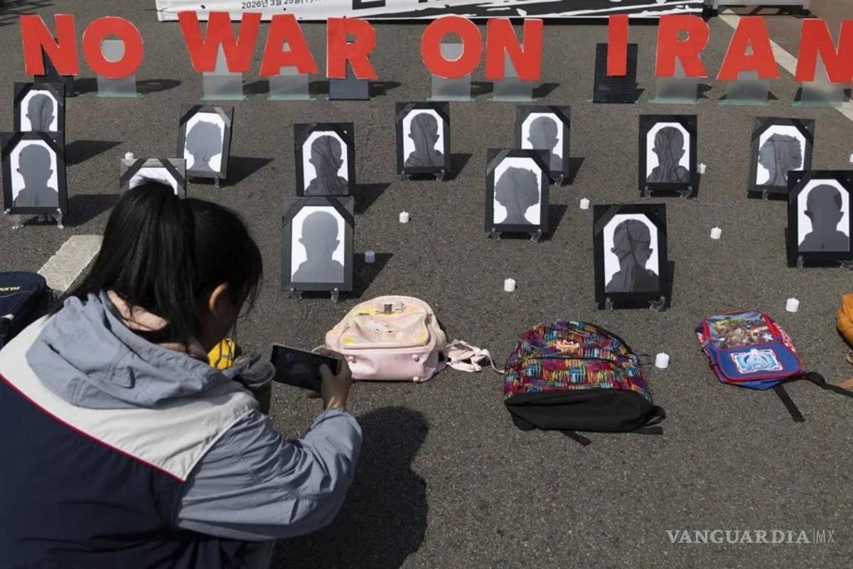 $!Homenaje en Seúl a los niños muertos en los bombardeos de Estados Unidos e Israel contra Irán.