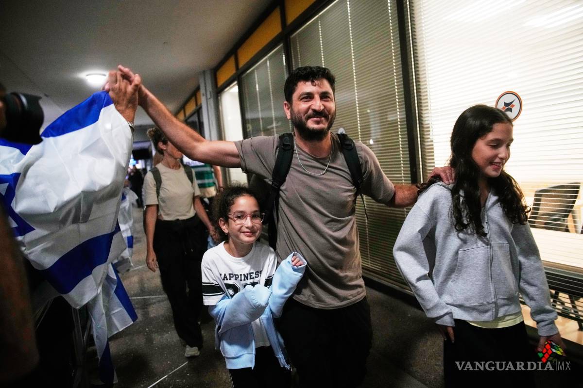 $!Pasajeros israelíes que viajaban a bordo de un avión de FlyDubai son recibidos en la puerta de llegadas del Aeropuerto Internacional Ben Gurion, cerca de Tel Aviv.