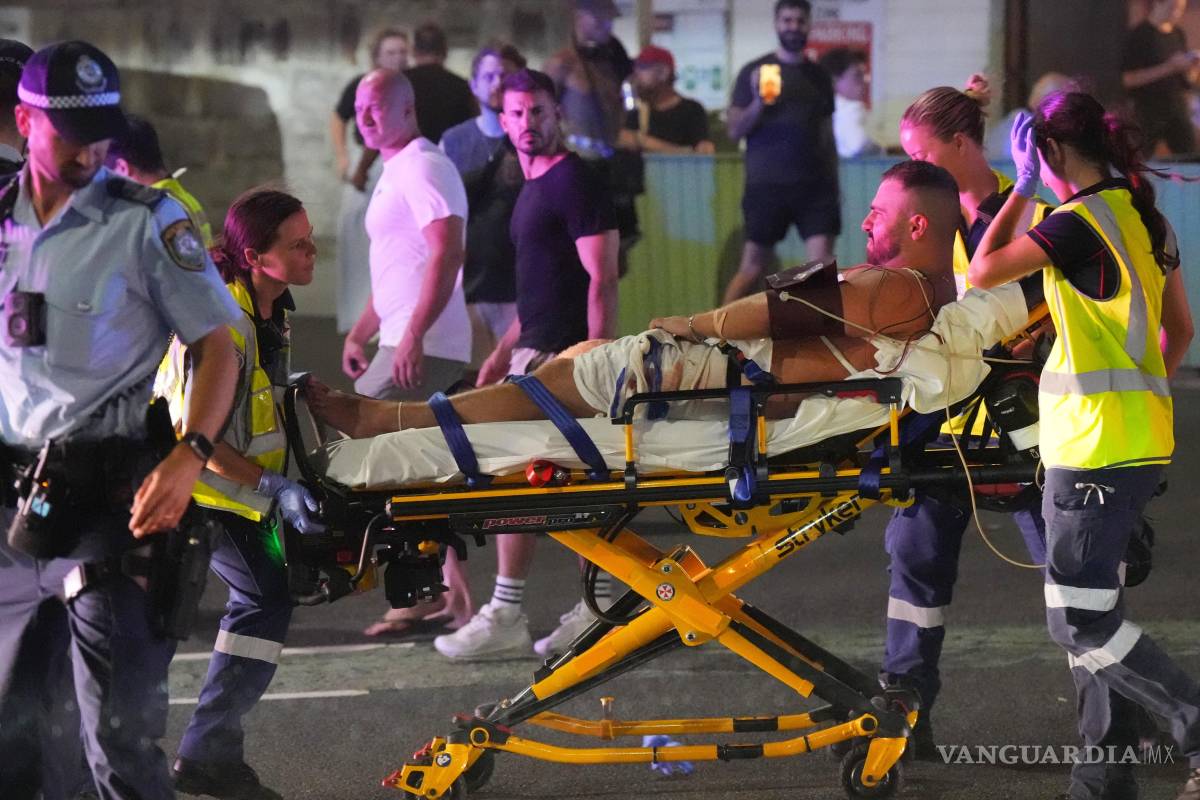 $!Personal de emergencia traslada a un herido tras el tiroteo en Bondi Beach, Sydney, Australia, el 14 de diciembre del 2025.