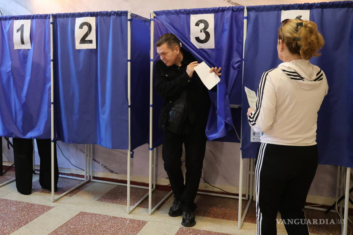 $!Un votante sale de una cabina de votación durante las elecciones parlamentarias de Rusia en Donetsk, la parte de la región de Donetsk controlada por Rusia, en Ucrania.