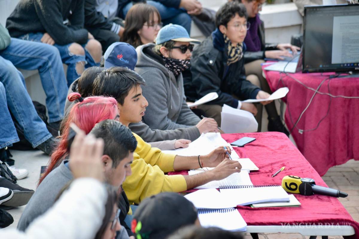 $!Mientras la UAdeC resuelve el pliego petitorio, los alumnos inconformes seguirán en plantón frente a Rectoría.