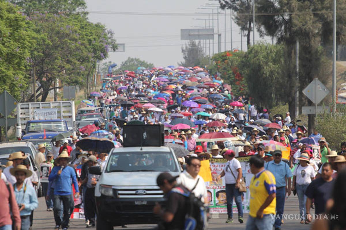 En su día maestros de Oaxaca realizan marcha