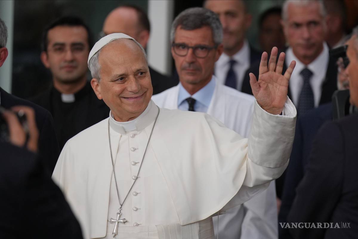 $!El papa León XIV, acompañado por el cirujano Stefano Margaritora, abandona el Policlínico Agostino Gemelli de Roma.