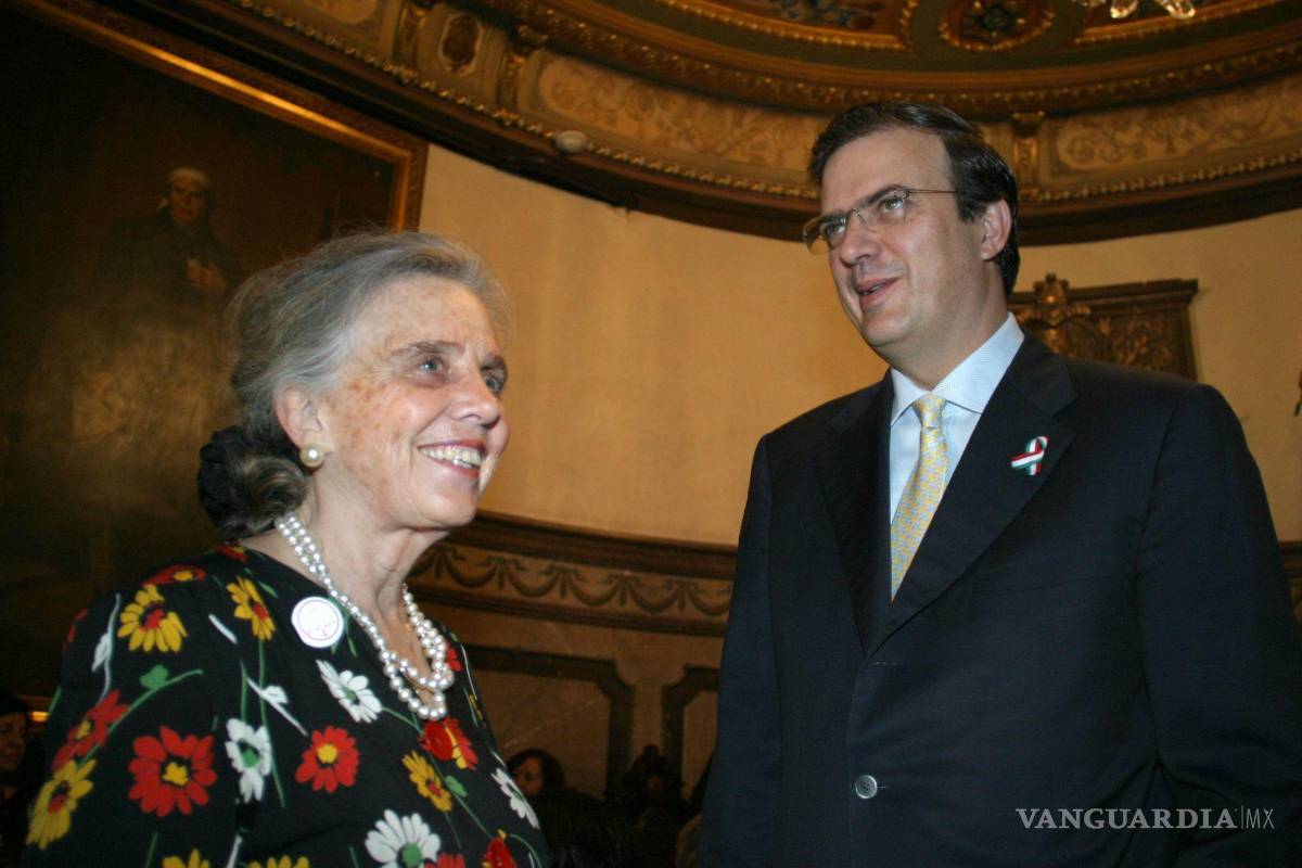 $!07MARZO2005. La escritora Elena Poniatowka compra sevilletas de tela en el centro histórico de la ciudad de México.