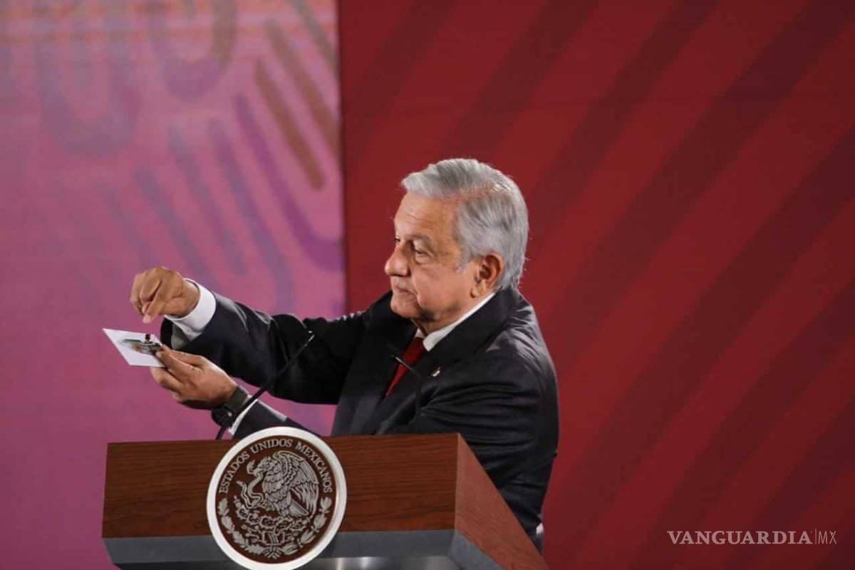 ¿Otra vez? AMLO exhibe y se burla de las portadas de medios que lo critican