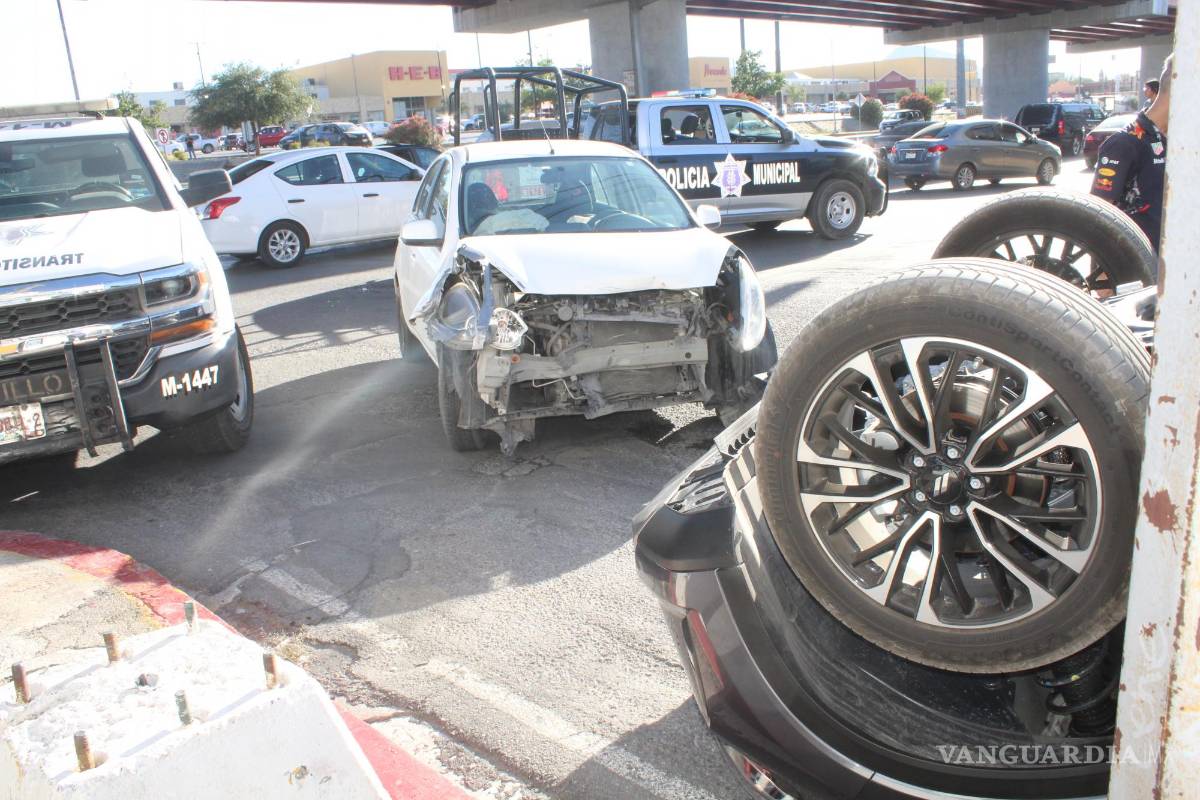Choca y voltea camioneta en LEA y Abasolo, en Saltillo