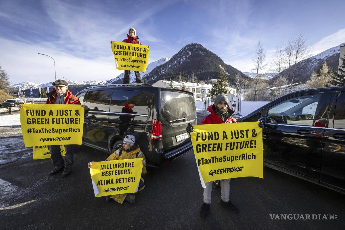 $!Activistas de Greenpeace bloquean el camino de acceso al helipuerto durante una protesta en Davos Dorf durante la 55ª reunión anual del Foro Económico Mundial.