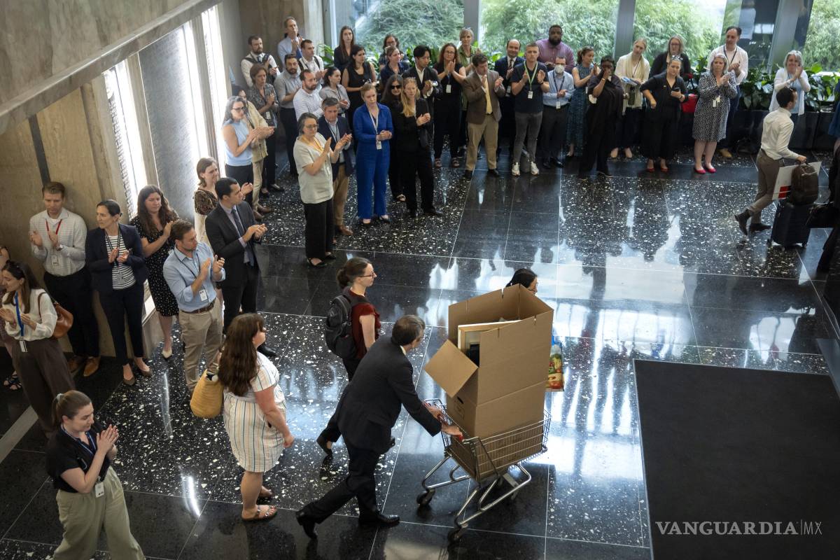 $!Empleados del Departamento de Estado aplauden mientras sus colegas caminan por el vestíbulo tras ser despedidos en el edificio Harry S. Truman en Washington.