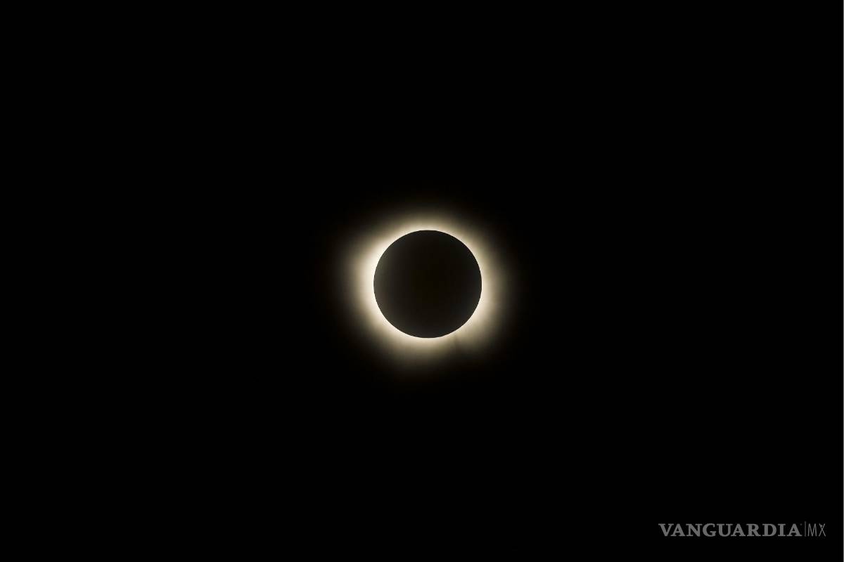 Así cautiva, maravilla y asombra el eclipse solar desde Mazatlán hasta la isla de Terranova (fotos)