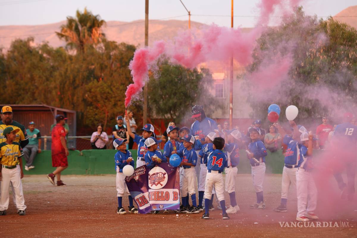 $!Niños de distintas regiones desfilaron en la ceremonia de inauguración de la Serie Regional Moyote en Saltillo.