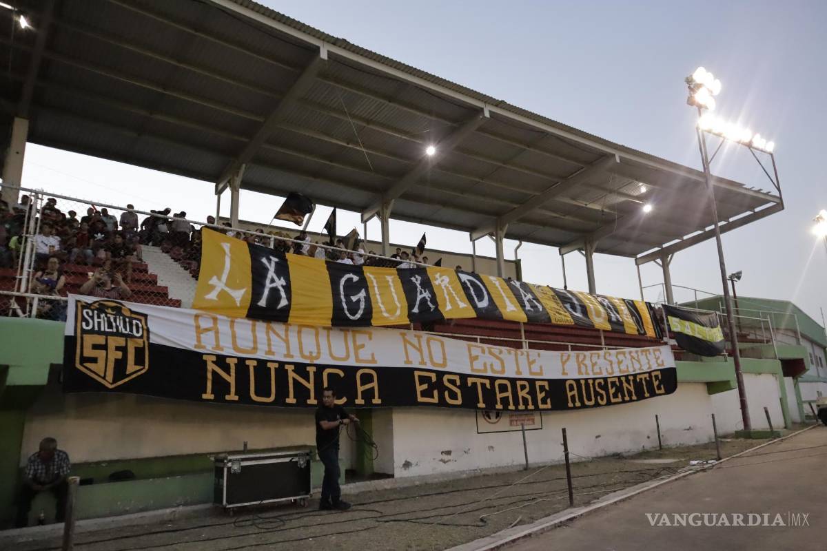 $!La Guardia Jurásika estuvo alentando en todo momento al club saltillense.