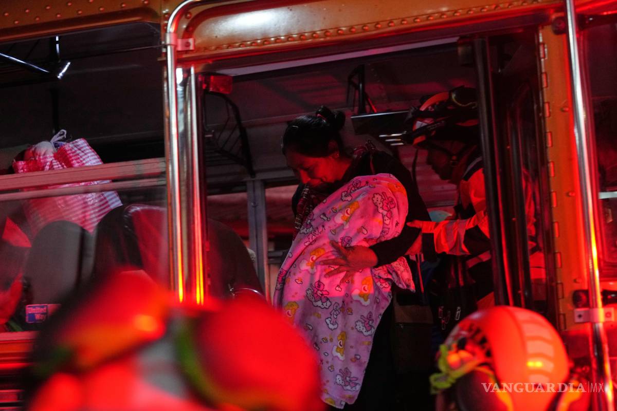 $!Familias evacuadas de zonas que rodean el Volcán de Fuego llegan a un refugio temporal en San Juan Alotenango, Guatemala, el martes 4 de agosto de 2026. (AP Foto/Moisés Castillo)