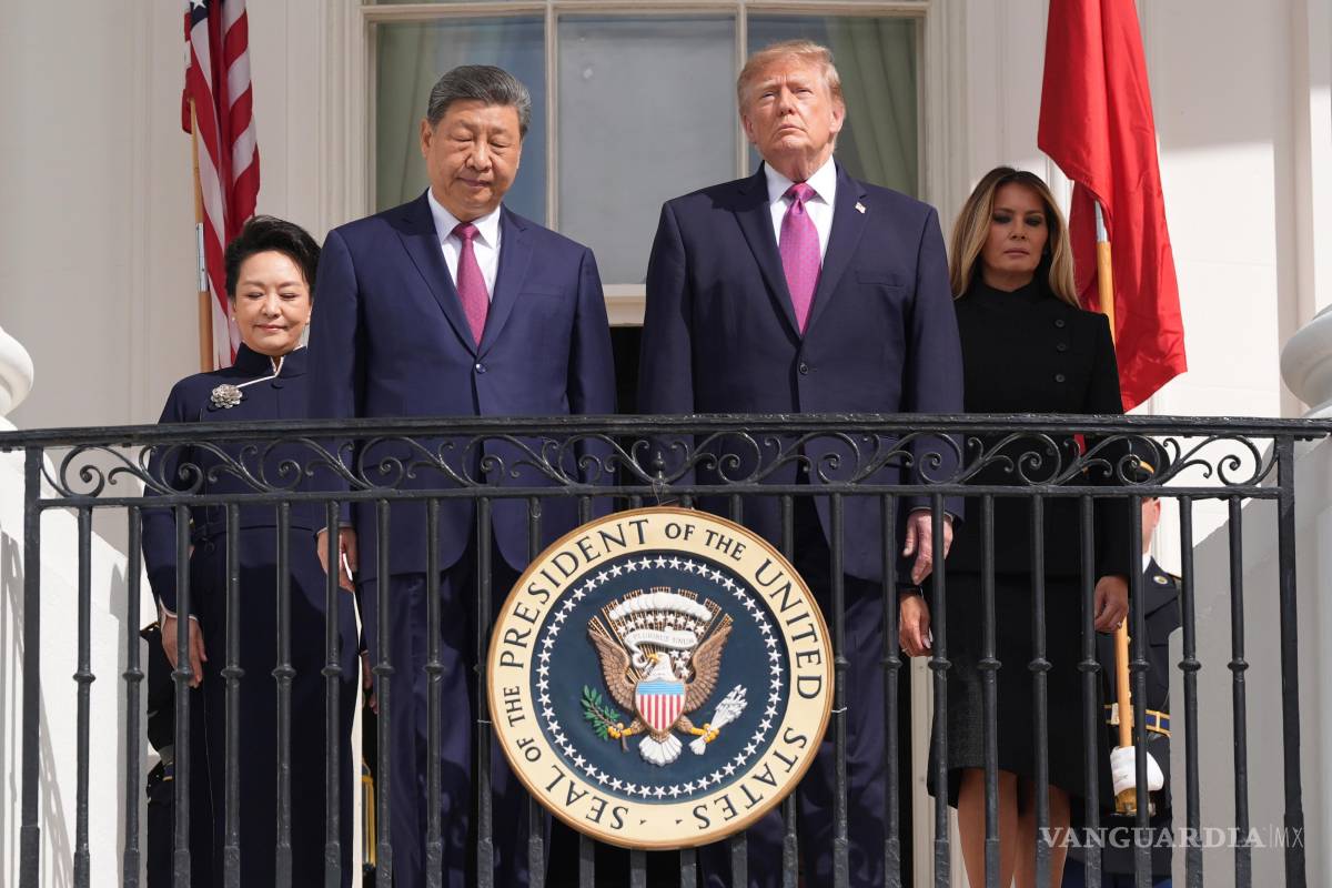 $!El presidente de EU, Donald Trump, al frente, la primera dama Melania Trump, el presidente de China, Xi Jinping, y su esposa Peng Liyuan ene el balcón de la Sala Azul de la Casa Blanca.