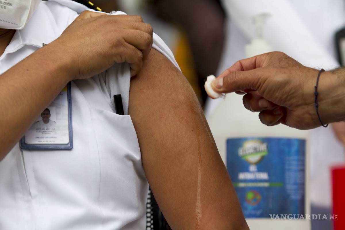 Abren investigación por caso de familia que se 'brincó la fila' y recibió la vacuna contra COVID-19