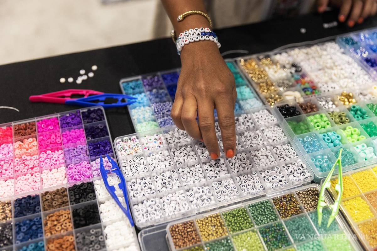 $!Varios grupos en la Convención Nacional Demócrata instalaron estaciones donde se podían elaborar pulseras de la amistad.