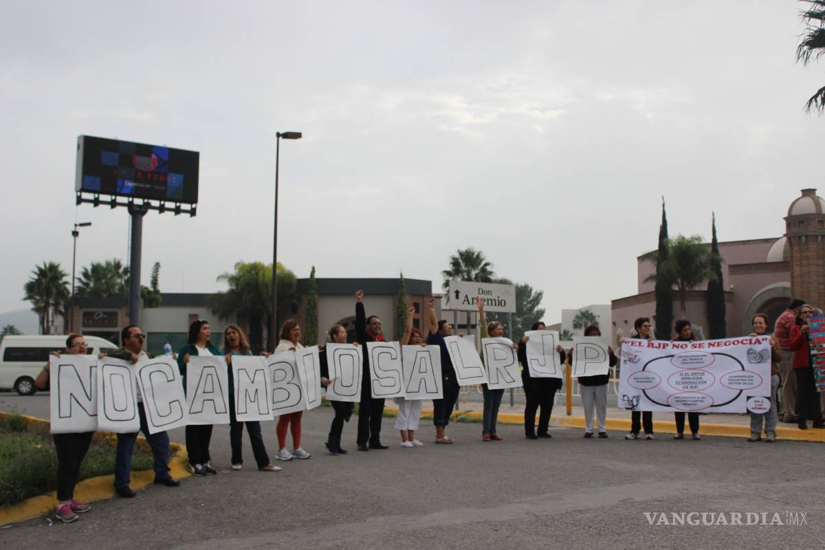 $!Protestan trabajadores del IMSS en Saltillo por posible eliminación de jubilaciones