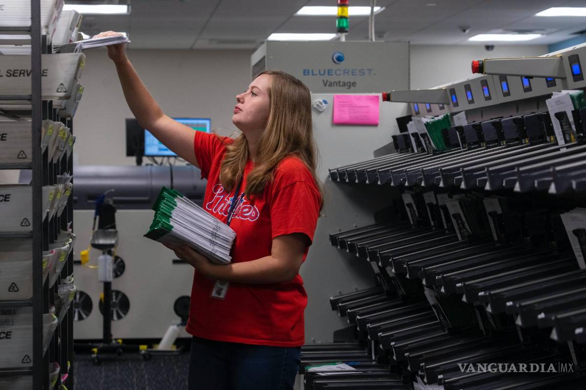 $!Un trabajador almacena las papeletas después de haberlas escaneado y registrado en la oficina de la Junta Electoral en Doylestown, Pensilvania.