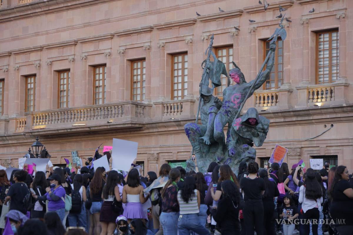 Empiezan limpieza en Plaza de la Nueva Tlaxcala post 8M en Saltillo