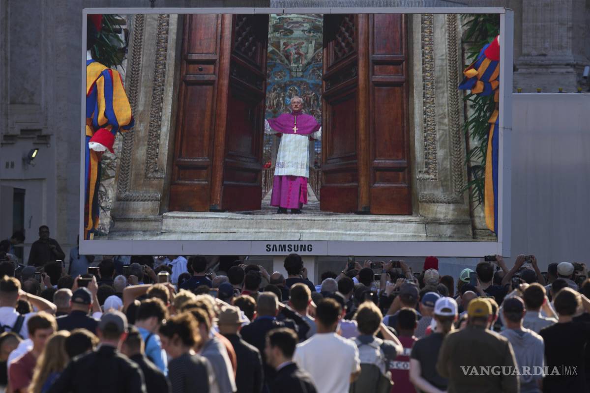 $!Personas observan en una pantalla a un funcionario del Vaticano cerrando la puerta de la Capilla Sixtina tras gritar “extra omnes” (latín: “todos fuera”).