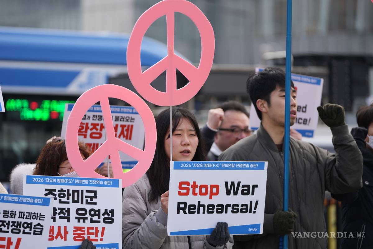 $!Manifestantes sostienen carteles en contra de las maniobras militares conjuntas de Estados Unidos y Corea del Sur ante la embajada estadounidense en Seúl.
