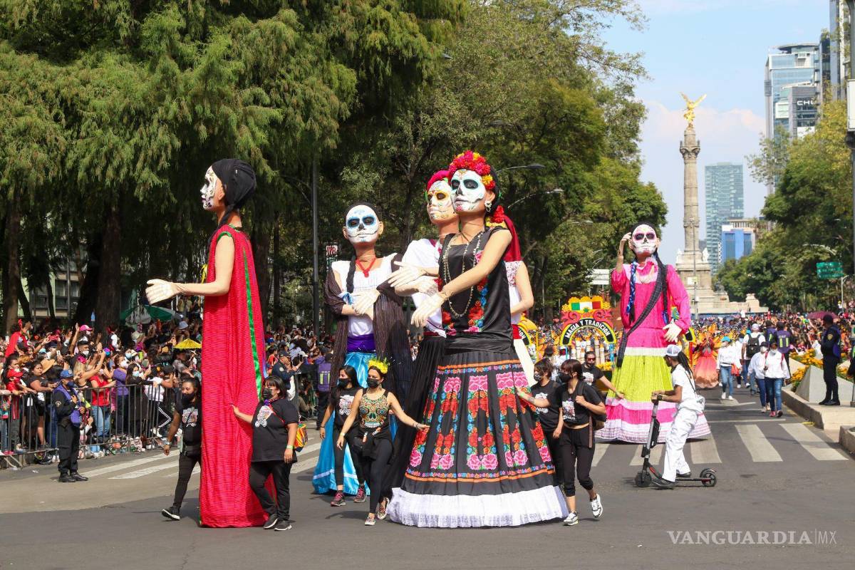 $!Se realizó el Gran Desfile de Día de Muertos del Zócalo a Campo Marte, con la participación de decenas de contingentes que regalaron un espectáculo visual, sonoro y de alegría a los miles de espectadores que se dieron cita principalmente en avenida Reforma. Cuartoscuro/Moisés Pablo