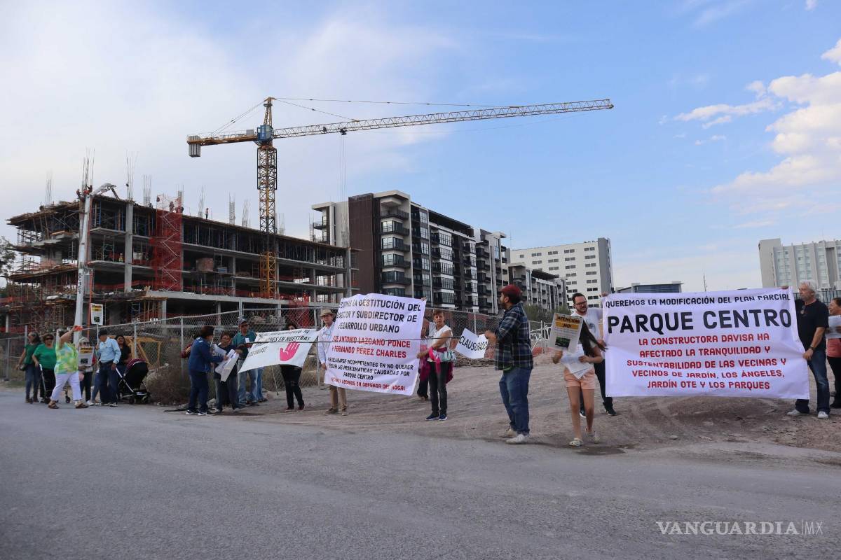 $!Denunciaron que Parque Centro no ha construido las banquetas, que son obligatorias, que talaron nogales en la zona donde ahora están construyendo los departamentos y que diariamente hay ruido.