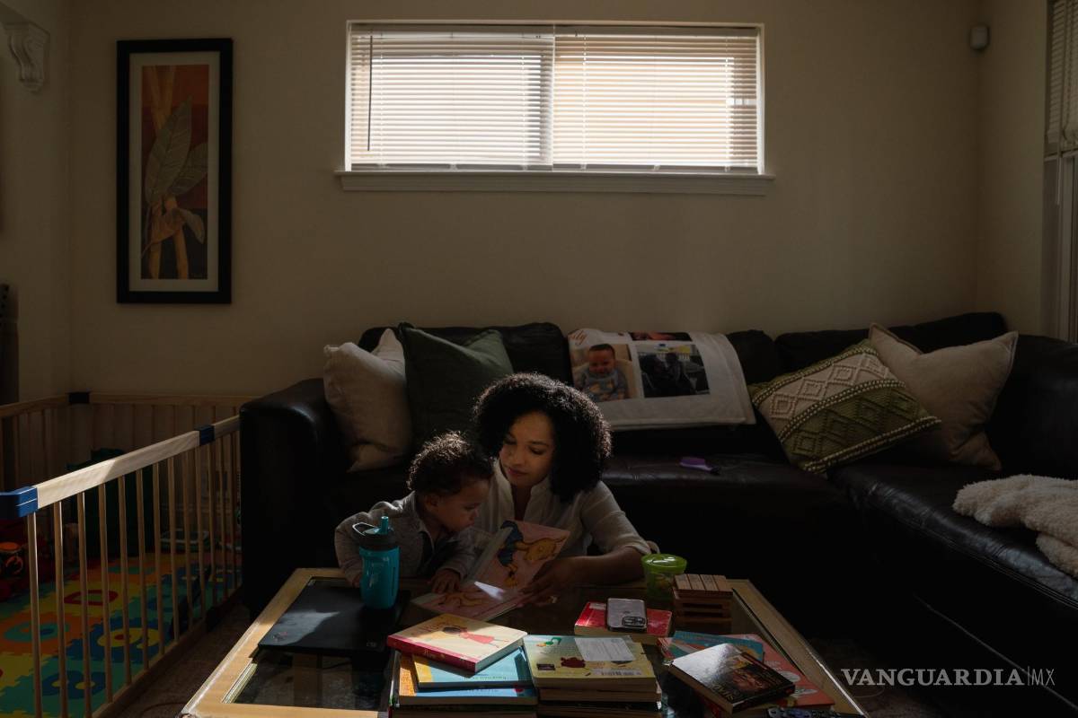 $!Aryana Jacobs, quien desarrolló presión arterial alta potencialmente mortal después del parto, con su hijo, Caleb, en su casa en Washington, D.C.