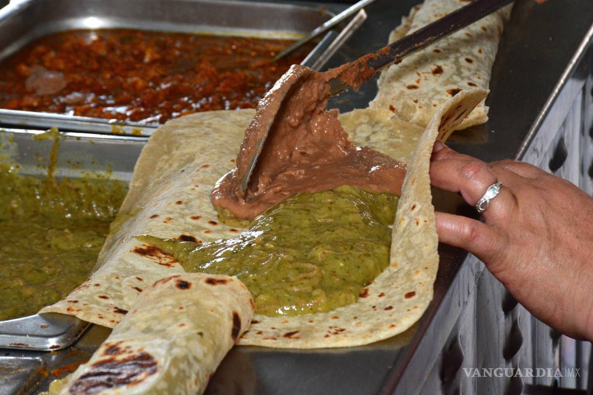 $!La deshebrada en salsa roja y la ternera en salsa verde permanecen como los guisos más solicitados por los clientes.