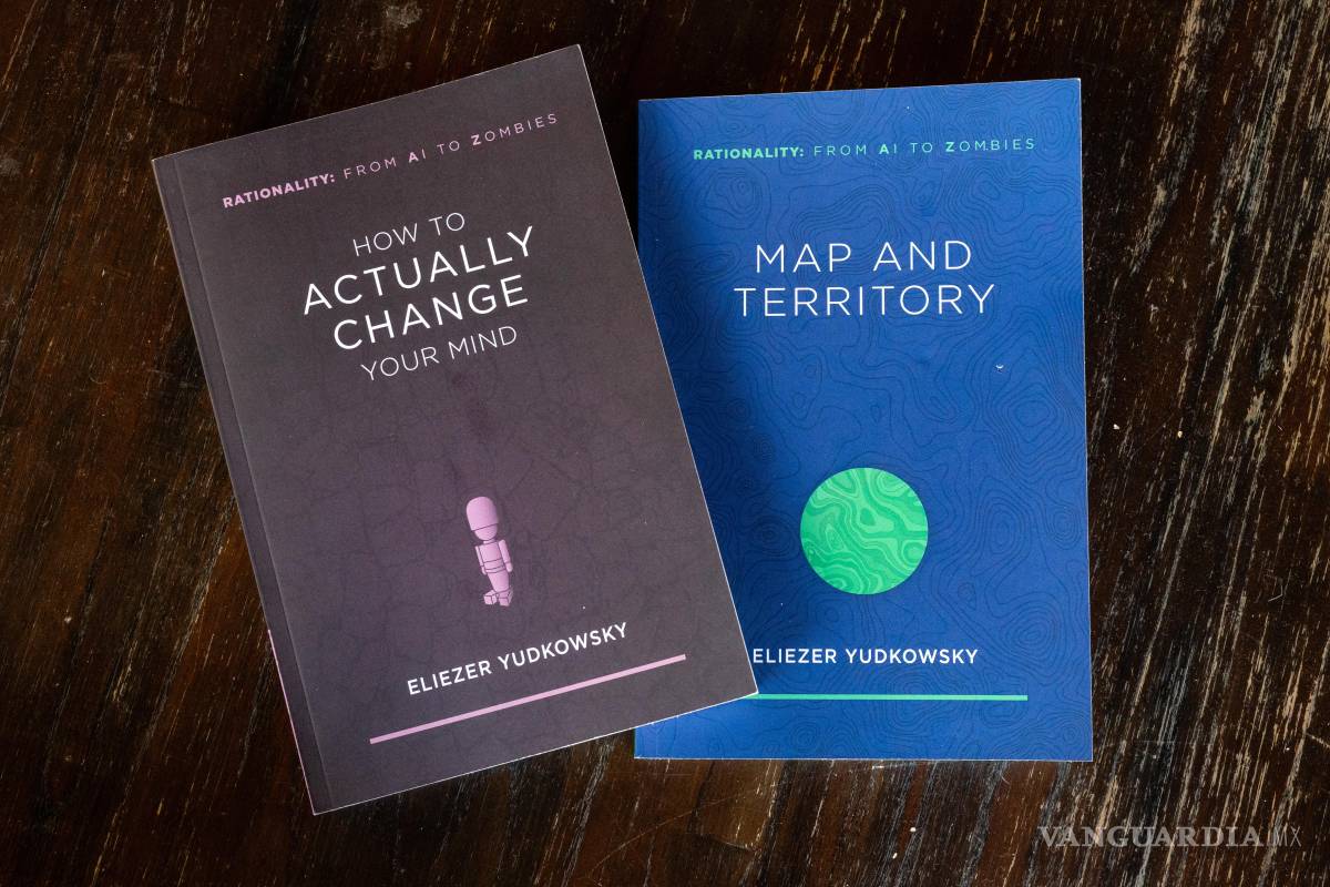 $!Dos de los volúmenes de Secuencias de Eliezer Yudkowsky. Las Secuencias, son una colección de ensayos, han guiado el pensamiento racionalista.